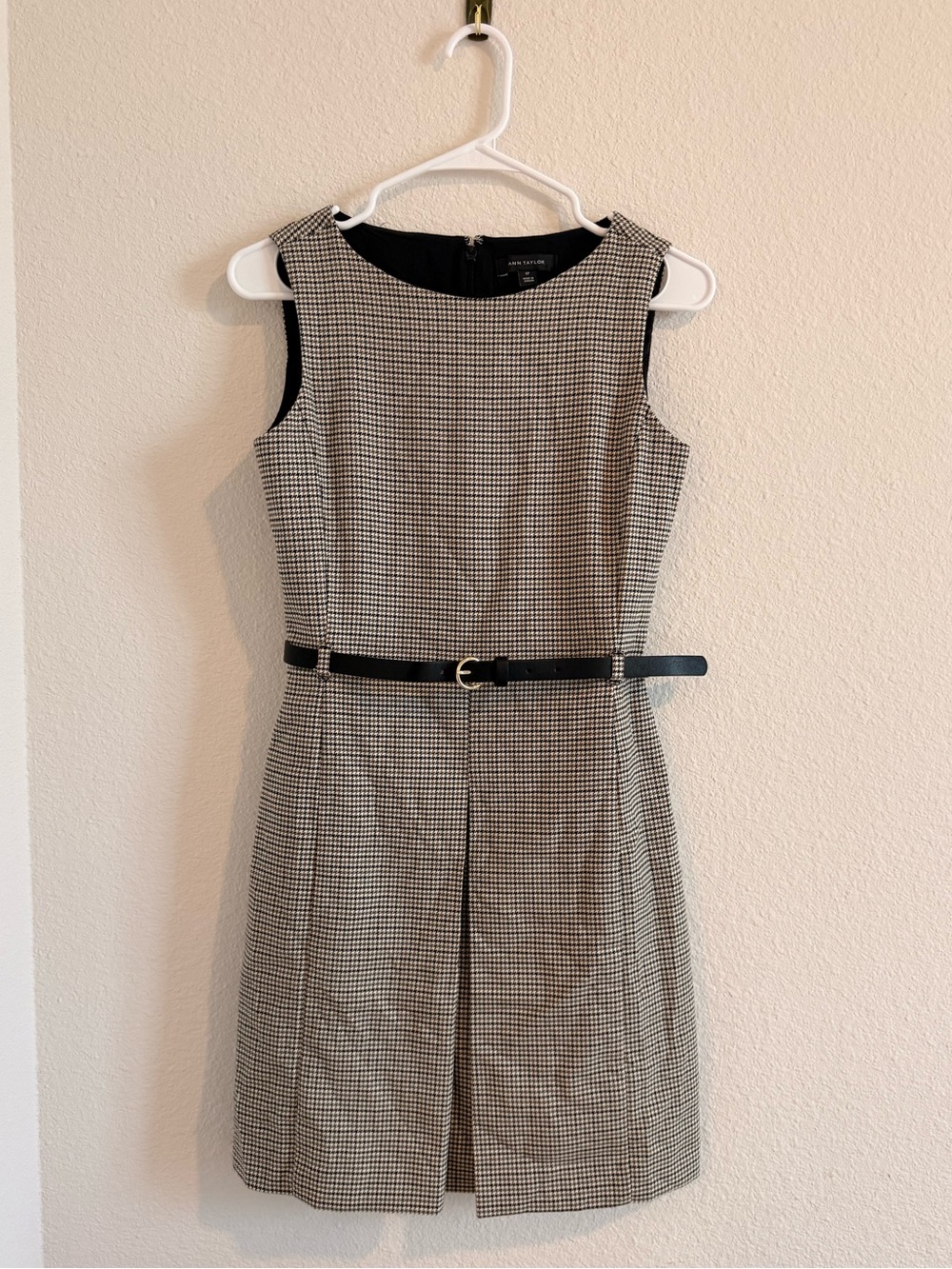 Ann Taylor black and white houndstooth sleeveless sheath dress